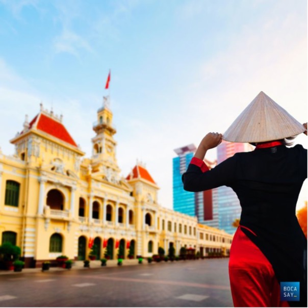 Découvrez les stratégies clés sans surcoût de notre entreprise de logiciels pour réduire vos coûts de développement offshore - Vietnam woman wearing Ao Dai culture traditional copie